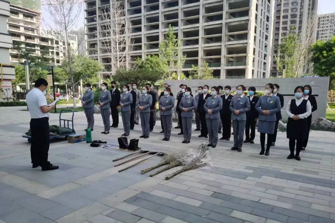 雨中堅(jiān)守護(hù)家園，筑牢汛期安全墻(圖2)